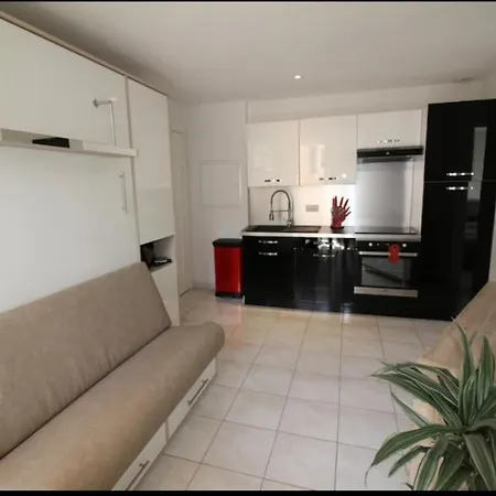 Apartament A 2 Pas De La Place Du Pin Et Port!