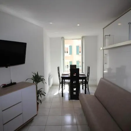 Apartament A 2 Pas De La Place Du Pin Et Port! *